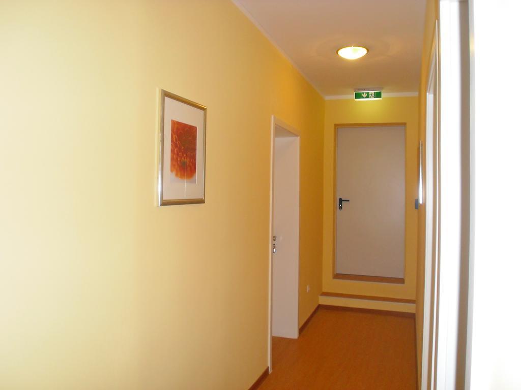 Amadeus Hotel 2*